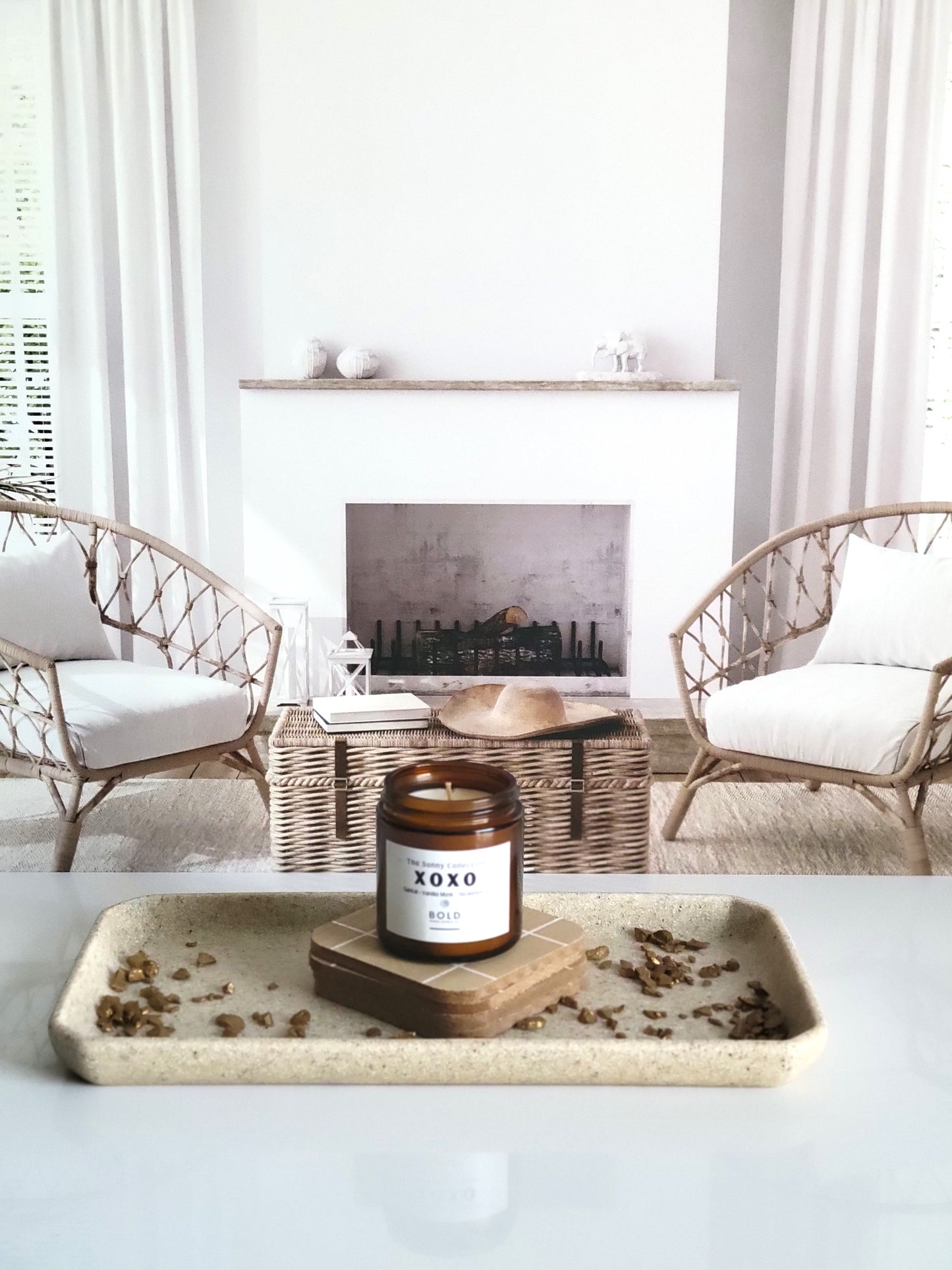 XOXO - vanilla musk + black santal + strawberries